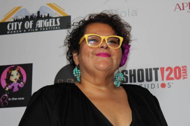 Los Angeles, CA - 18 Kasım 2023: Birinci Yıllık Kulak Vakfı Yardım Balosu için kırmızı halı gelişleri, beş kulağa yardım etkinliği ve kulaksız doğan Afrikalı çocuklara duyma yetisi kazandırma, nam-ı diğer mikrotia.