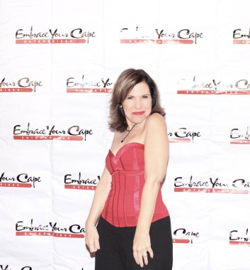 Kuzey Hollywood, CA - 3 Aralık 2023: Comedy Chateau 'daki Komedi Şatosu' nda Umut Varyasyonu Şovu için Pelerininizi Kucaklayın.