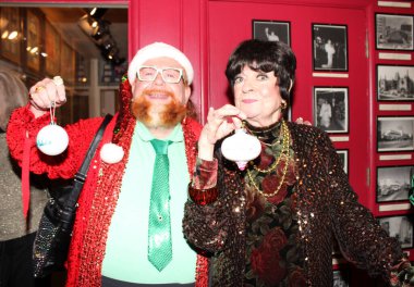 Hollywood, CA - 6 Aralık 2023: Hollywood Müzesi 'nde düzenlenen ağaç budamada ünlüler, aktörler, aktrisler ve seçilmiş genel halk katıldı.