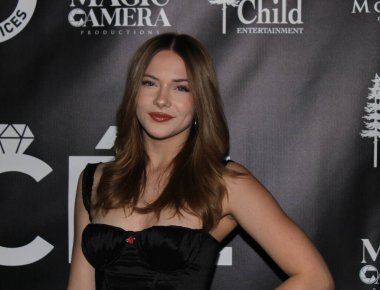 Glendale, CA - 14 Şubat 2024: Glendale Galerisi 'nde yenilikçi bir dükkan olan A Day of Wellness and Love' a kırmızı halı ve müşteri fotoğrafları geldi..