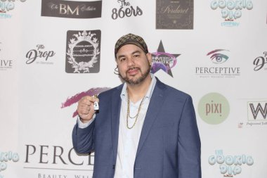 Glendale, CA - 14 Şubat 2024: Glendale Galerisi 'nde yenilikçi bir dükkan olan A Day of Wellness and Love' a kırmızı halı ve müşteri fotoğrafları geldi..