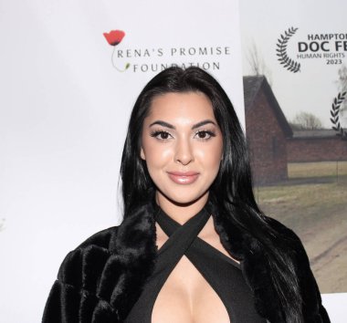 Beverly Hills, CA - 18 Şubat 2024: Şaban Tiyatrosu 'nda düzenlenen 999 Unutulmuş Kızlar prömiyeri için kırmızı halı geldi. Konuklar arasında soykırımdan kurtulanların çocukları da vardı..