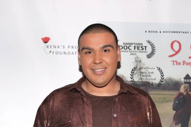 Beverly Hills, CA - 18 Şubat 2024: Şaban Tiyatrosu 'nda düzenlenen 999 Unutulmuş Kızlar prömiyeri için kırmızı halı geldi. Konuklar arasında soykırımdan kurtulanların çocukları da vardı..