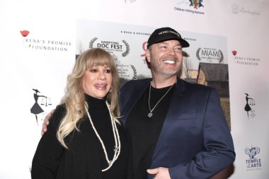 Beverly Hills, CA - 18 Şubat 2024: Şaban Tiyatrosu 'nda düzenlenen 999 Unutulmuş Kızlar prömiyeri için kırmızı halı geldi. Konuklar arasında soykırımdan kurtulanların çocukları da vardı..