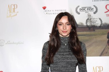 Beverly Hills, CA - 18 Şubat 2024: Şaban Tiyatrosu 'nda düzenlenen 999 Unutulmuş Kızlar prömiyeri için kırmızı halı geldi. Konuklar arasında soykırımdan kurtulanların çocukları da vardı..