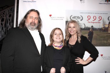 Beverly Hills, CA - 18 Şubat 2024: Şaban Tiyatrosu 'nda düzenlenen 999 Unutulmuş Kızlar prömiyeri için kırmızı halı geldi. Konuklar arasında soykırımdan kurtulanların çocukları da vardı..