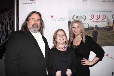 Beverly Hills, CA - 18 Şubat 2024: Şaban Tiyatrosu 'nda düzenlenen 999 Unutulmuş Kızlar prömiyeri için kırmızı halı geldi. Konuklar arasında soykırımdan kurtulanların çocukları da vardı..