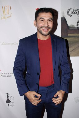 Beverly Hills, CA - 18 Şubat 2024: Şaban Tiyatrosu 'nda düzenlenen 999 Unutulmuş Kızlar prömiyeri için kırmızı halı geldi. Konuklar arasında soykırımdan kurtulanların çocukları da vardı..