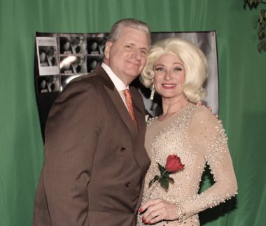 Santa Monica, CA - 2 Nisan 2024: Roger Neal ve Melissa Yeğen Smith Dietrich oyununun galasına Santa Monica Tiyatrosu 'nda katıldılar..