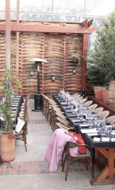 Burbank, CA - 17 Mayıs 2024: Urban Press Şaraphanesinin açılışı için kırmızı halı geldi.