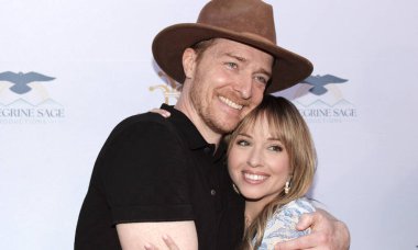 Burbank, CA - 17 Mayıs 2024: Urban Press Şaraphanesinin açılışı için kırmızı halı geldi.