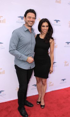 Burbank, CA - 17 Mayıs 2024: Urban Press Şaraphanesinin açılışı için kırmızı halı geldi.