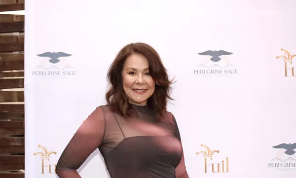 Burbank, CA - 17 Mayıs 2024: Urban Press Şaraphanesinin açılışı için kırmızı halı geldi.