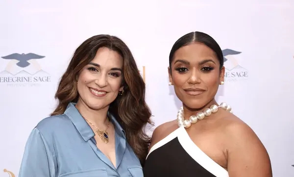 Burbank, CA - 17 Mayıs 2024: Urban Press Şaraphanesinin açılışı için kırmızı halı geldi.