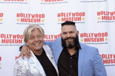 Hollywood, CA - 25 Haziran 2024: Guillermo Diaz ve arkadaşı Hollywood Müzesindeki Real to Reel etkinliğine katıldı.