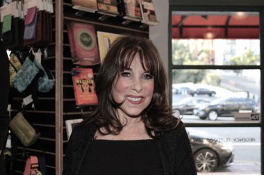 Batı Hollywood, CA - 15 Temmuz 2024: Kate Linder Batı Hollywood 'da Kitap Çorbası' nda düzenlenen Müzik Efsanesi Carol Connors Kitap İmza Töreni 'ne katıldı.