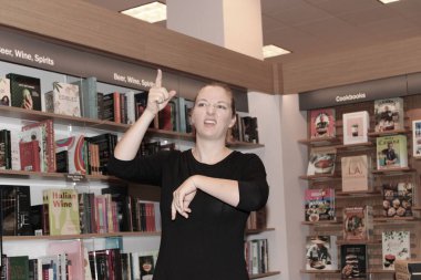 Los Angeles, CA - 7 Ağustos 2024: Geri 'nin Mücevher ve Mücevherleri Geri' nin Mücevher Kitabı İmza Evi Barnes ve Noble 'da Los Angeles' ta düzenlendi.