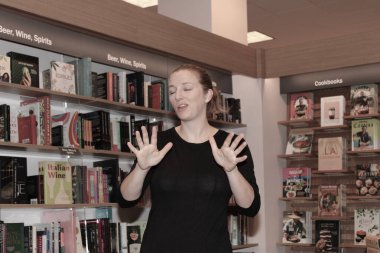 Los Angeles, CA - 7 Ağustos 2024: Geri 'nin Mücevher ve Mücevherleri Geri' nin Mücevher Kitabı İmza Evi Barnes ve Noble 'da Los Angeles' ta düzenlendi.