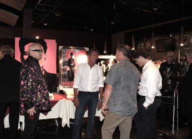 Los Angeles, CA - 16 Ağustos 2024: Kırmızı halı gelişleri ve Catalina Caz Kulübü 'ndeki The Bob Anderson Tour' dan kalabalık sahneleri.