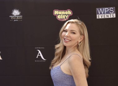 Burbank, CA - 28 Eylül 2024: SATARA Sağlık Spa Merkezi 'nde düzenlenen Sonbahar Emmy versiyonu için kırmızı halı geldi.