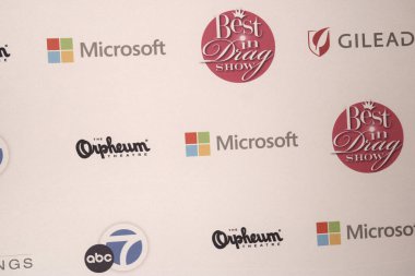 Los Angeles, CA - 6 Ekim 2024: Drag Show Yardım ve Ünlüler İçin Pembe Halı Konut ve Şifa İttifakı / APLA Sağlık için Pembe Halı Geldi.