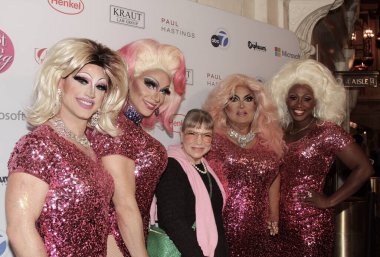 Los Angeles, CA - 6 Ekim 2024: Drag Show Yardım ve Ünlüler İçin Pembe Halı Konut ve Şifa İttifakı / APLA Sağlık için Pembe Halı Geldi.