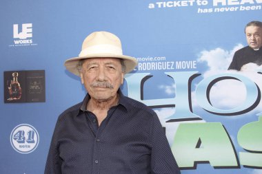 Los Angeles, CA - 2 Ekim 2024: Century City, Kaliforniya 'daki AMC Tiyatrosu' nda düzenlenen Holy Cash prömiyeri için kırmızı halı geldi. Etkinliğe filmin yazarı ve yapımcısı Paul Rodriguez de katıldı..