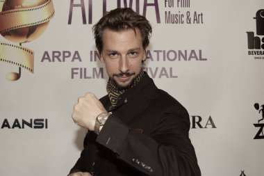 Los Angeles, CA - 27 Ekim 2024: Los Angeles 'taki Harmony Tiyatrosu' nda düzenlenen 27. ARPA Uluslararası Film Festivali için kırmızı halı geldi. Etkinliğe yönetmenler, yazarlar ve yapımcılar katıldı.