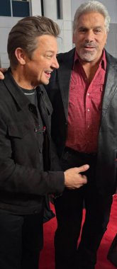 Hollywood, CA - 1 Aralık 2024: John Schneider, Jeremy Renner ve Lou Ferigno Hollywood, Kaliforniya 'daki Hollywood Noel Geçit Töreni' nin VIP odasında sahne arkası.