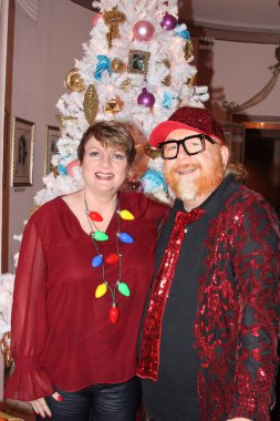 Hollywood, CA - 6 Aralık 2024: Ünlüler, aktörler ve misafirlerin katılımıyla Hollywood Müzesi 'ndeki ağaç budama etkinliği için gelenler. Etkinlikte en sevilen Noel hikayelerinin süslenmesi de yer aldı.