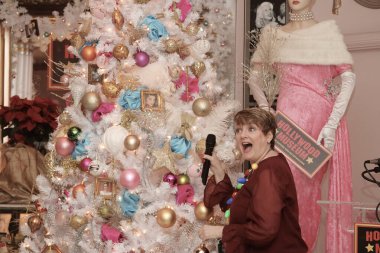 Hollywood, CA - 6 Aralık 2024: Ünlüler, aktörler ve misafirlerin katılımıyla Hollywood Müzesi 'ndeki ağaç budama etkinliği için gelenler. Etkinlikte en sevilen Noel hikayelerinin süslenmesi de yer aldı.