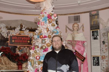 Hollywood, CA - 6 Aralık 2024: Ünlüler, aktörler ve misafirlerin katılımıyla Hollywood Müzesi 'ndeki ağaç budama etkinliği için gelenler. Etkinlikte en sevilen Noel hikayelerinin süslenmesi de yer aldı.