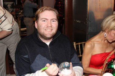 Hollywood, CA - 6 Aralık 2024: Ünlüler, aktörler ve misafirlerin katılımıyla Hollywood Müzesi 'ndeki ağaç budama etkinliği için gelenler. Etkinlikte en sevilen Noel hikayelerinin süslenmesi de yer aldı.