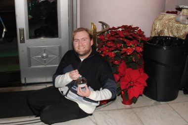 Hollywood, CA - 6 Aralık 2024: Ünlüler, aktörler ve misafirlerin katılımıyla Hollywood Müzesi 'ndeki ağaç budama etkinliği için gelenler. Etkinlikte en sevilen Noel hikayelerinin süslenmesi de yer aldı.