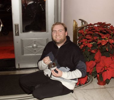 Hollywood, CA - 6 Aralık 2024: Ünlüler, aktörler ve misafirlerin katılımıyla Hollywood Müzesi 'ndeki ağaç budama etkinliği için gelenler. Etkinlikte en sevilen Noel hikayelerinin süslenmesi de yer aldı.