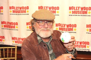 Hollywood, CA - 6 Aralık 2024: Ünlüler, aktörler ve misafirlerin katılımıyla Hollywood Müzesi 'ndeki ağaç budama etkinliği için gelenler. Etkinlikte en sevilen Noel hikayelerinin süslenmesi de yer aldı.