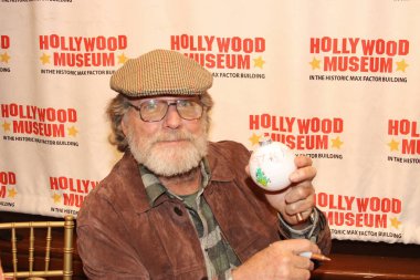Hollywood, CA - 6 Aralık 2024: Ünlüler, aktörler ve misafirlerin katılımıyla Hollywood Müzesi 'ndeki ağaç budama etkinliği için gelenler. Etkinlikte en sevilen Noel hikayelerinin süslenmesi de yer aldı.