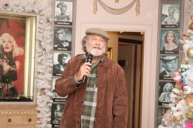 Hollywood, CA - 6 Aralık 2024: Ünlüler, aktörler ve misafirlerin katılımıyla Hollywood Müzesi 'ndeki ağaç budama etkinliği için gelenler. Etkinlikte en sevilen Noel hikayelerinin süslenmesi de yer aldı.