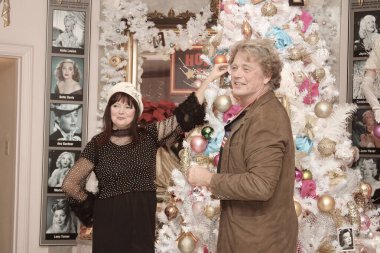 Hollywood, CA - 6 Aralık 2024: Ünlüler, aktörler ve misafirlerin katılımıyla Hollywood Müzesi 'ndeki ağaç budama etkinliği için gelenler. Etkinlikte en sevilen Noel hikayelerinin süslenmesi de yer aldı.