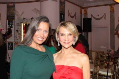 Hollywood, CA - 6 Aralık 2024: Ünlüler, aktörler ve misafirlerin katılımıyla Hollywood Müzesi 'ndeki ağaç budama etkinliği için gelenler. Etkinlikte en sevilen Noel hikayelerinin süslenmesi de yer aldı.