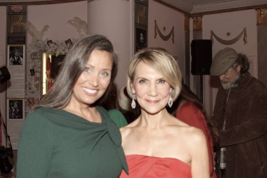 Hollywood, CA - 6 Aralık 2024: Ünlüler, aktörler ve misafirlerin katılımıyla Hollywood Müzesi 'ndeki ağaç budama etkinliği için gelenler. Etkinlikte en sevilen Noel hikayelerinin süslenmesi de yer aldı.