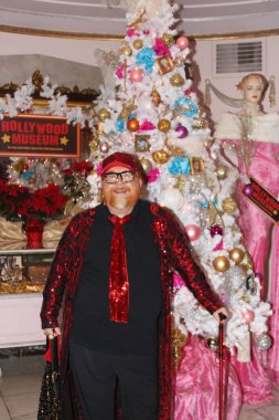 Hollywood, CA - 6 Aralık 2024: Ünlüler, aktörler ve misafirlerin katılımıyla Hollywood Müzesi 'ndeki ağaç budama etkinliği için gelenler. Etkinlikte en sevilen Noel hikayelerinin süslenmesi de yer aldı.