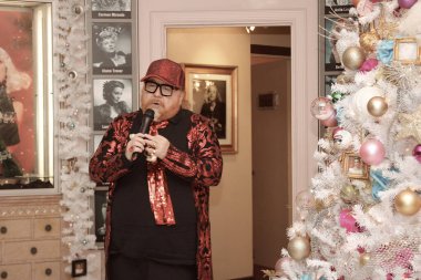 Hollywood, CA - 6 Aralık 2024: Ünlüler, aktörler ve misafirlerin katılımıyla Hollywood Müzesi 'ndeki ağaç budama etkinliği için gelenler. Etkinlikte en sevilen Noel hikayelerinin süslenmesi de yer aldı.