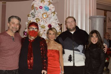 Hollywood, CA - 6 Aralık 2024: Ünlüler, aktörler ve misafirlerin katılımıyla Hollywood Müzesi 'ndeki ağaç budama etkinliği için gelenler. Etkinlikte en sevilen Noel hikayelerinin süslenmesi de yer aldı.