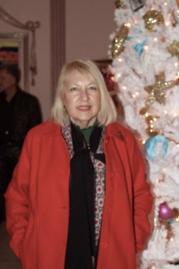 Hollywood, CA - 6 Aralık 2024: Ünlüler, aktörler ve misafirlerin katılımıyla Hollywood Müzesi 'ndeki ağaç budama etkinliği için gelenler. Etkinlikte en sevilen Noel hikayelerinin süslenmesi de yer aldı.