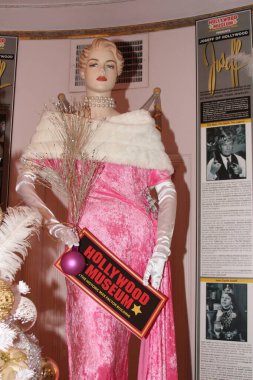 Hollywood, CA - 6 Aralık 2024: Ünlüler, aktörler ve misafirlerin katılımıyla Hollywood Müzesi 'ndeki ağaç budama etkinliği için gelenler. Etkinlikte en sevilen Noel hikayelerinin süslenmesi de yer aldı.