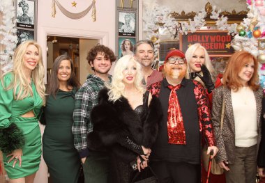 Hollywood, CA - 6 Aralık 2024: Ünlüler, aktörler ve misafirlerin katılımıyla Hollywood Müzesi 'ndeki ağaç budama etkinliği için gelenler. Etkinlikte en sevilen Noel hikayelerinin süslenmesi de yer aldı.