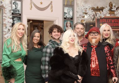 Hollywood, CA - 6 Aralık 2024: Ünlüler, aktörler ve misafirlerin katılımıyla Hollywood Müzesi 'ndeki ağaç budama etkinliği için gelenler. Etkinlikte en sevilen Noel hikayelerinin süslenmesi de yer aldı.