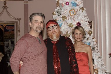 Hollywood, CA - 6 Aralık 2024: Ünlüler, aktörler ve misafirlerin katılımıyla Hollywood Müzesi 'ndeki ağaç budama etkinliği için gelenler. Etkinlikte en sevilen Noel hikayelerinin süslenmesi de yer aldı.