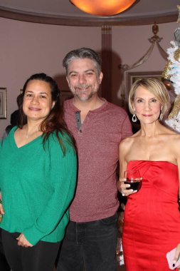 Hollywood, CA - 6 Aralık 2024: Ünlüler, aktörler ve misafirlerin katılımıyla Hollywood Müzesi 'ndeki ağaç budama etkinliği için gelenler. Etkinlikte en sevilen Noel hikayelerinin süslenmesi de yer aldı.